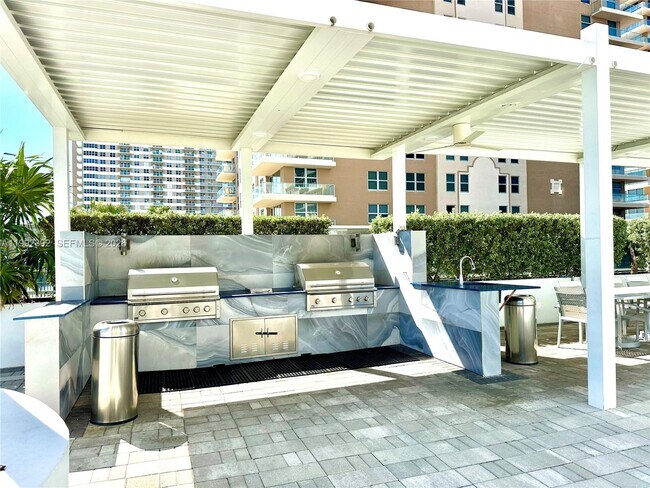 Building Photo - 1904 S Ocean Dr