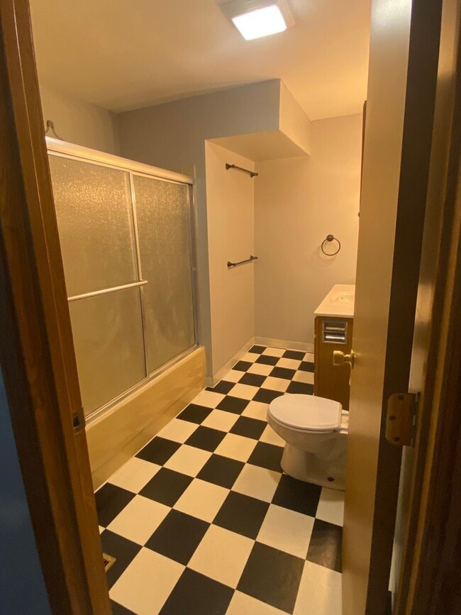 Building Photo - 3 Bed 1 Bath with Double Stall Garage