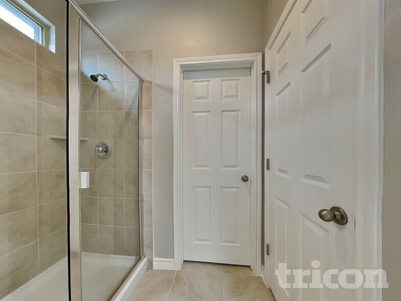 Building Photo - 241 Mary Max Cir