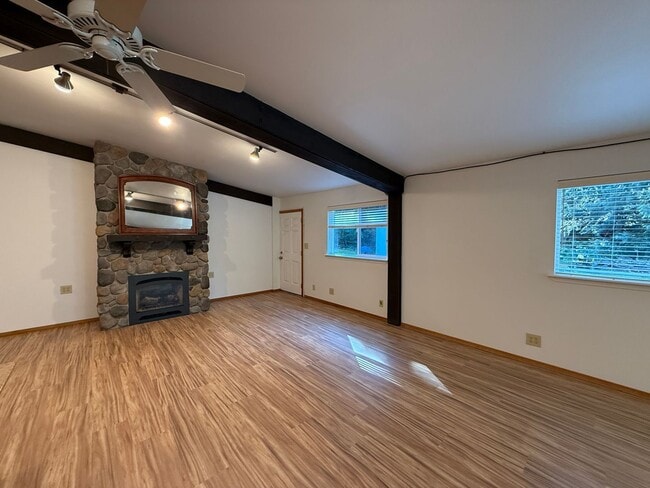 Building Photo - 1 Bed 1.5 Bath MIL with Secure Gate Entrance