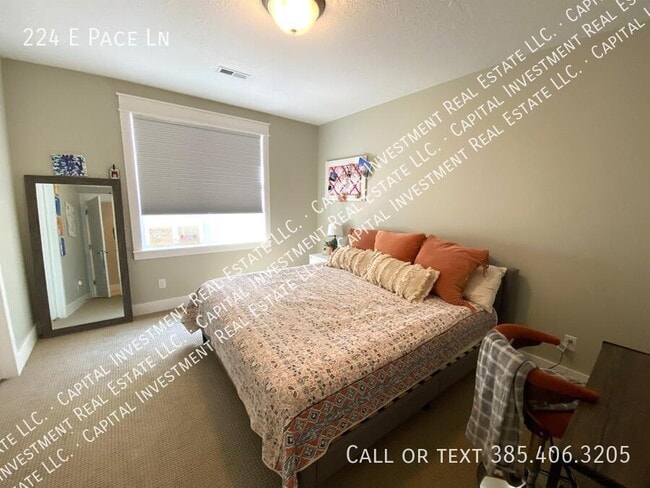 Building Photo - 224 E Pace Ln