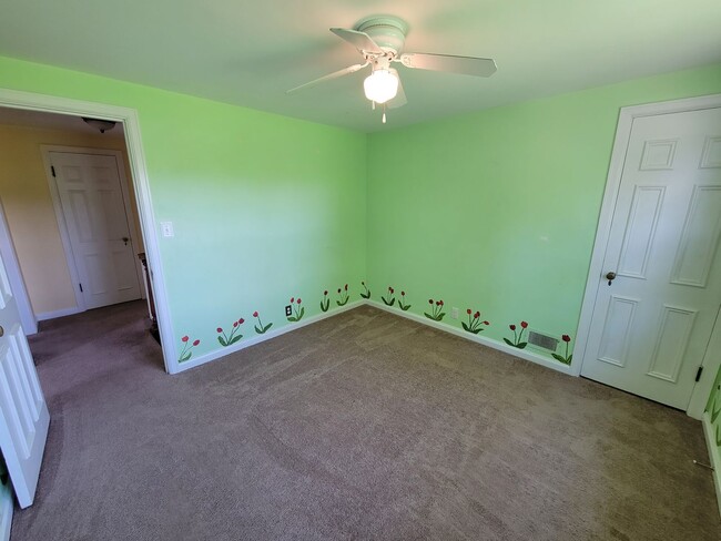 Building Photo - Large 4 bed, 1.5 bath, Over 2,000 square feet.