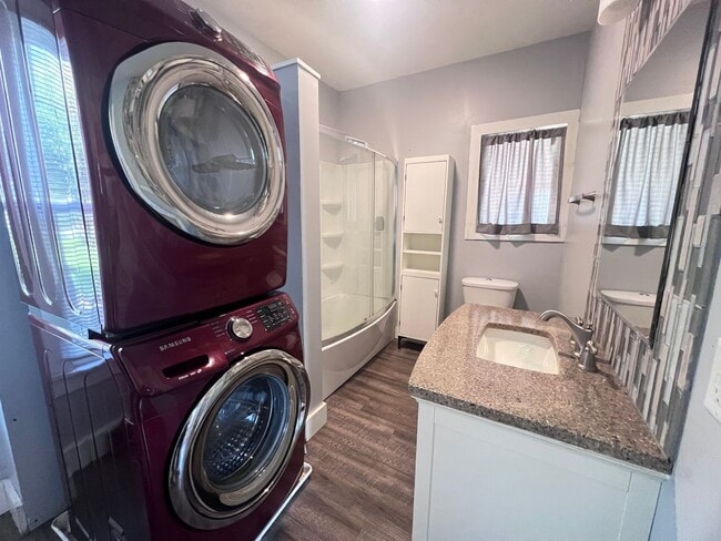 Building Photo - Cute 3 Bedroom home close to medical mile