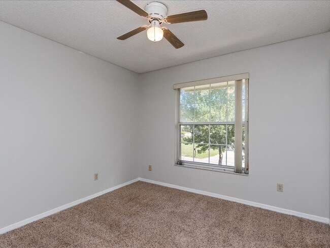 Building Photo - Single Family Pool Home Excellent Location