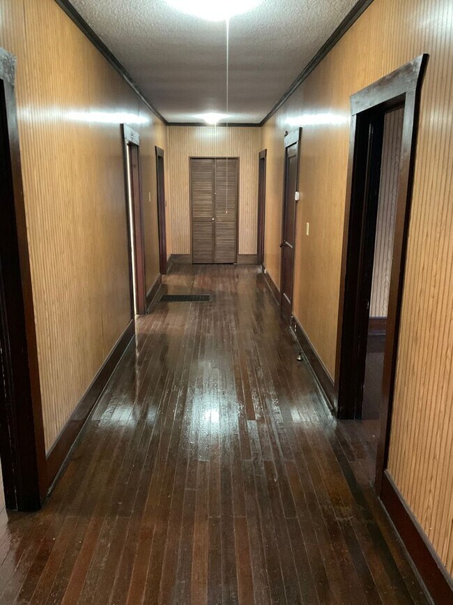 Building Photo - Move In Special Offered! PRICE REDUCED!