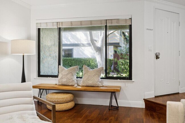 Building Photo - 646 S Ahwanee Terrace