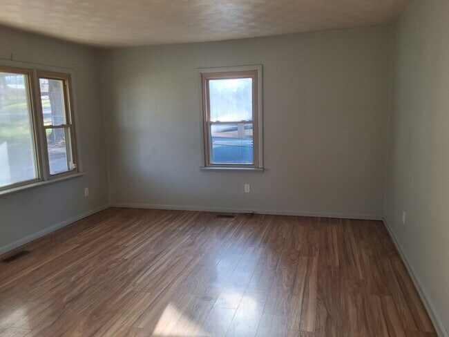 Building Photo - Comfy 2 Bedroom, 1 Bath House located in R...