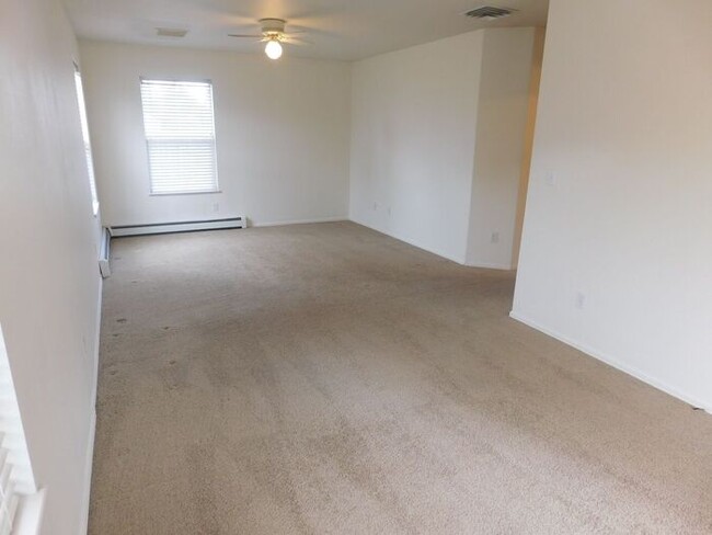 Building Photo - 3 bedroom home with fenced yard and garage...