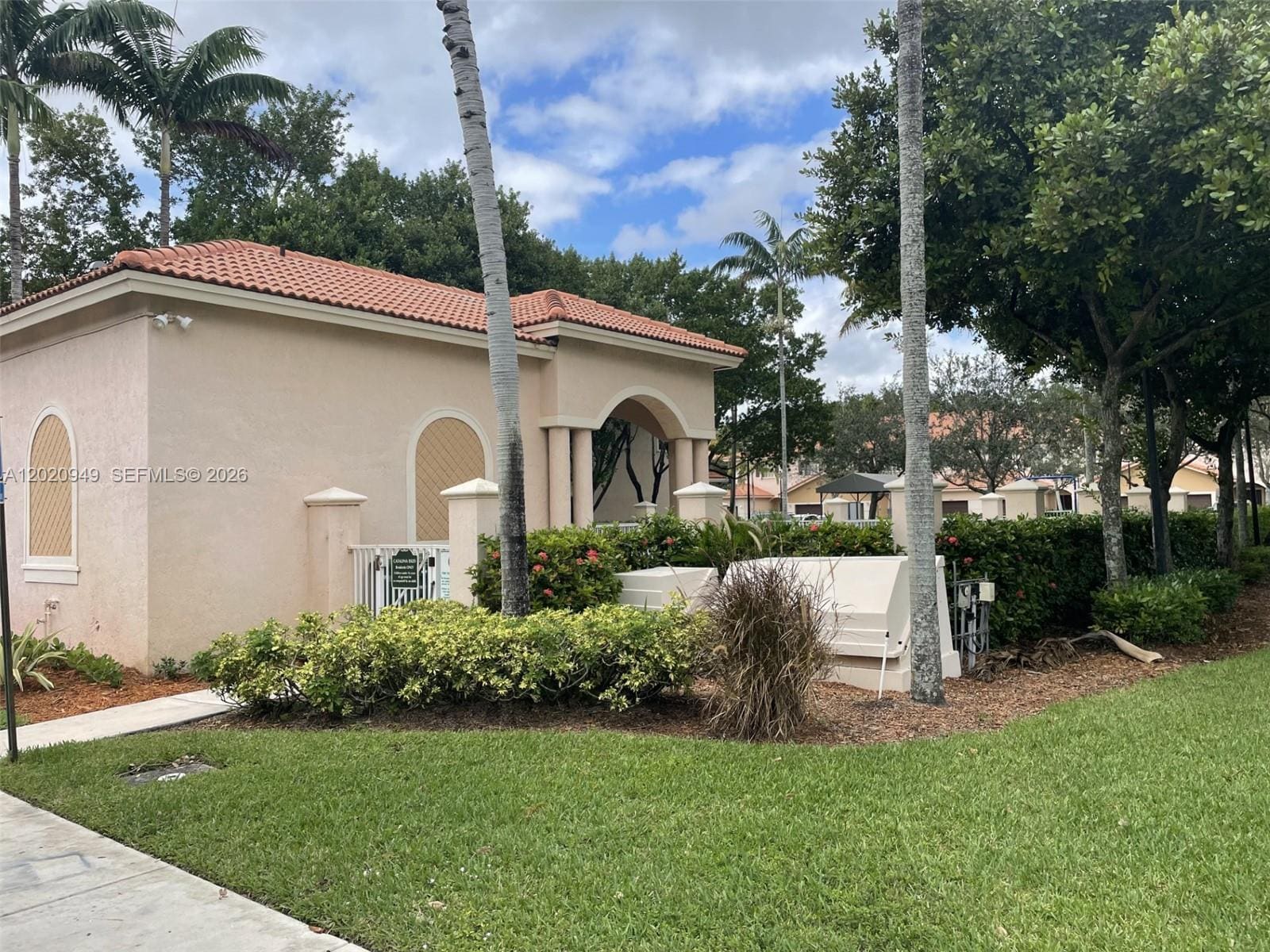 Building Photo - 8835 S Isles Cir