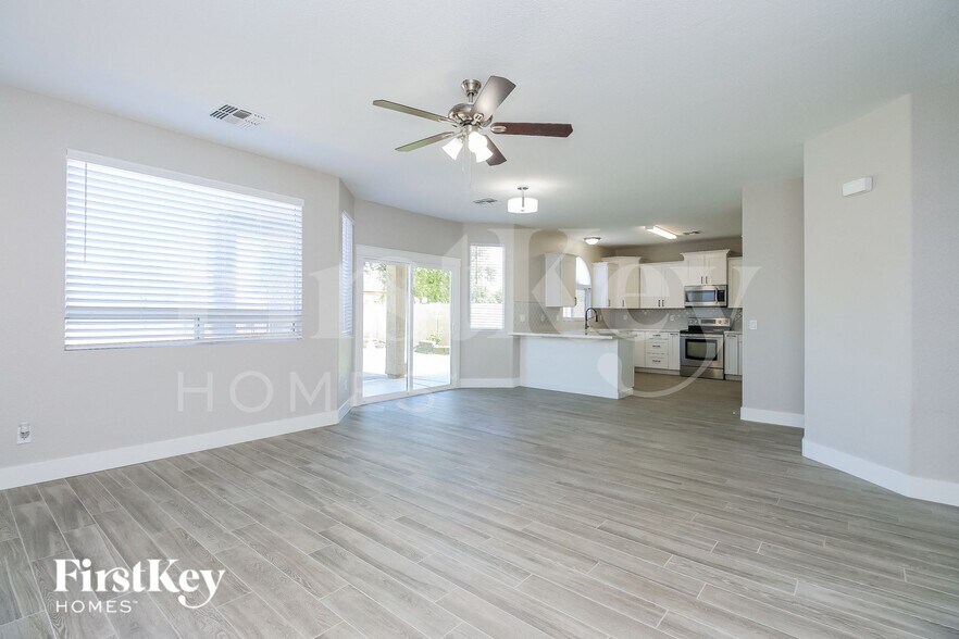 Building Photo - 4742 E Meadow Creek Way