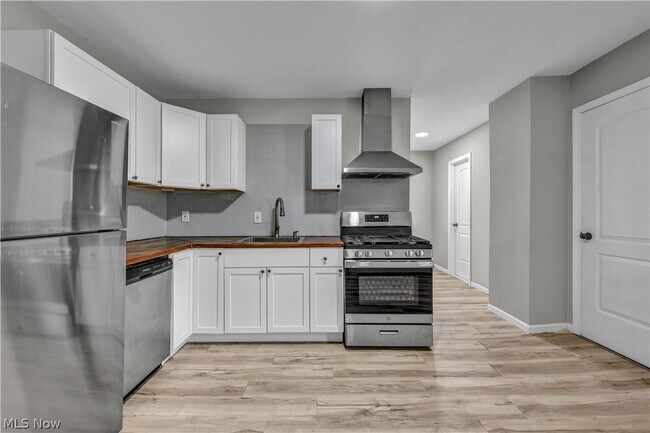 Building Photo - 3010 Daisy Ave