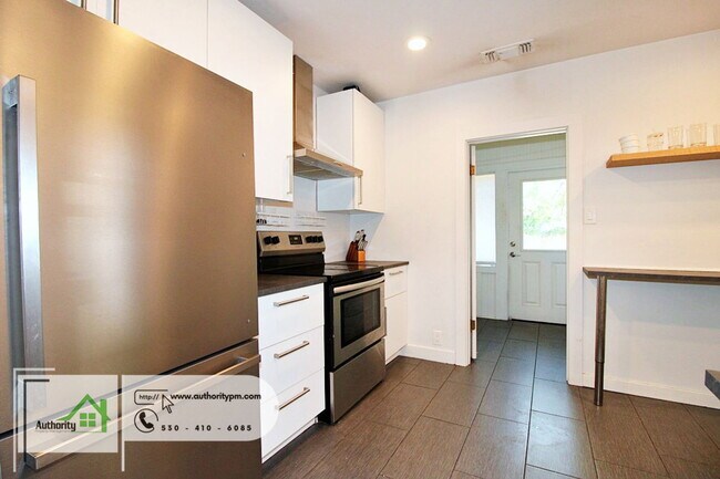 Building Photo - 1365 Chestnut St
