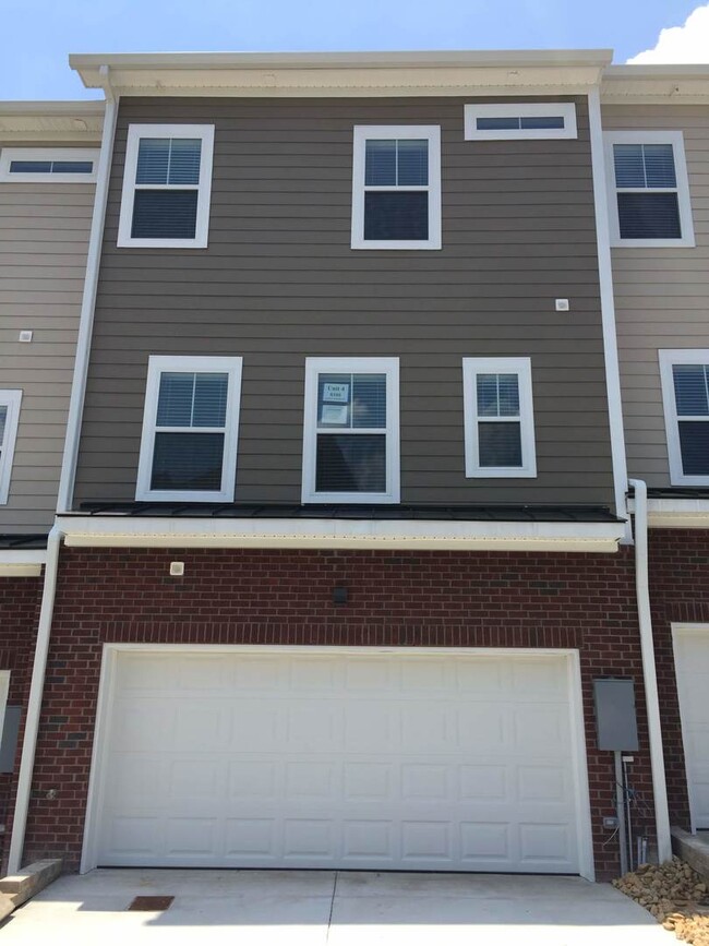 Building Photo - *30 Day Special* Beautiful Large Townhome