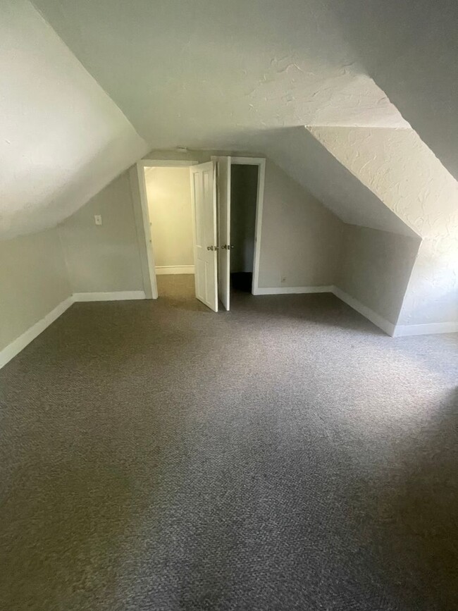 Building Photo - Large 3 bed located next to the Commuter R...