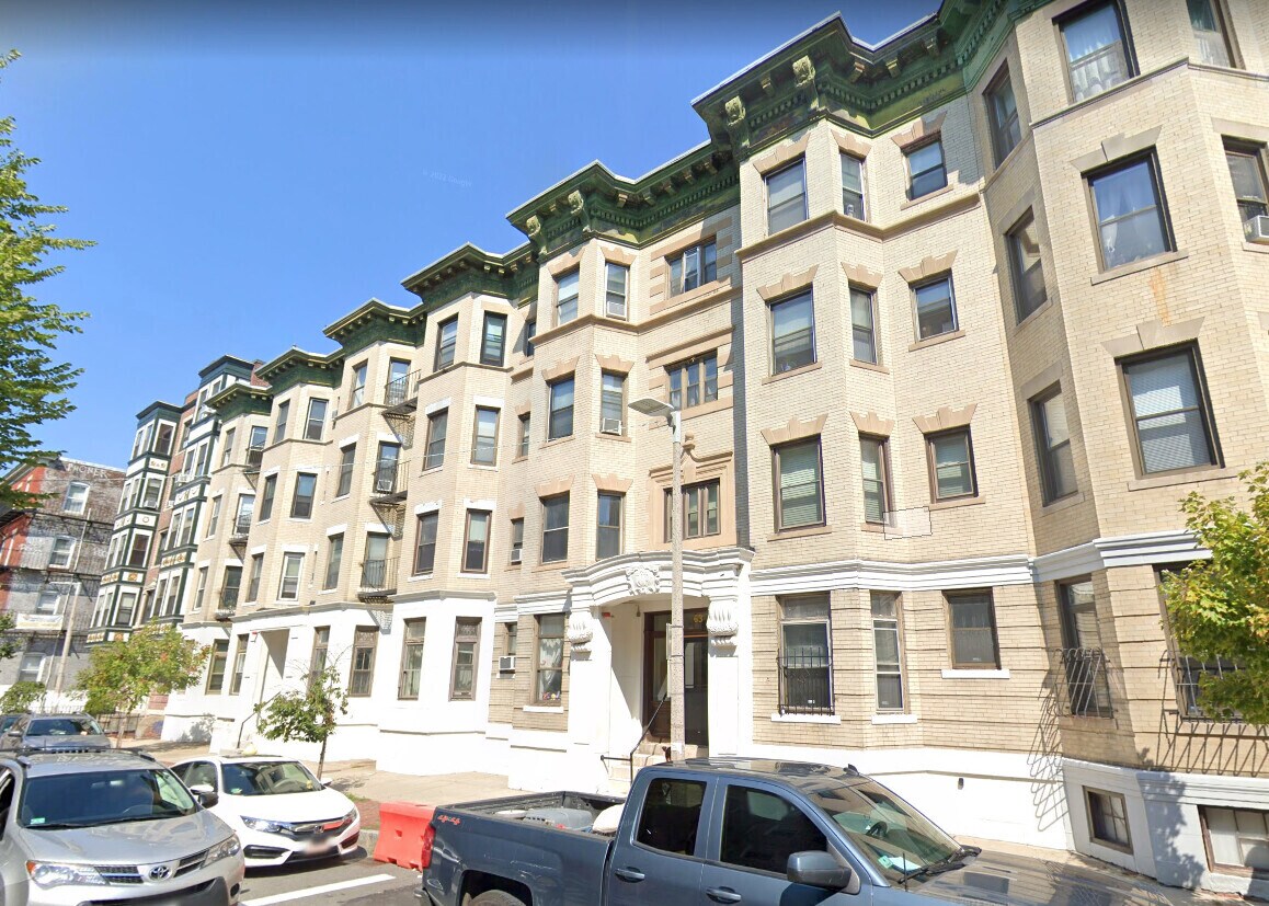 Building Photo - 63 Burbank St
