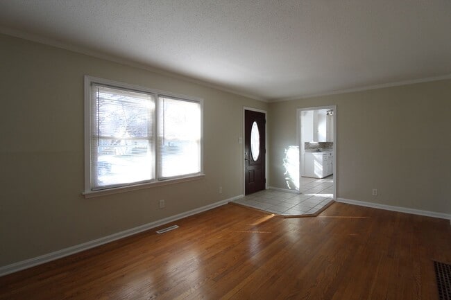 Building Photo - 2 Bedroom 1 Bath Home in Roeland Park