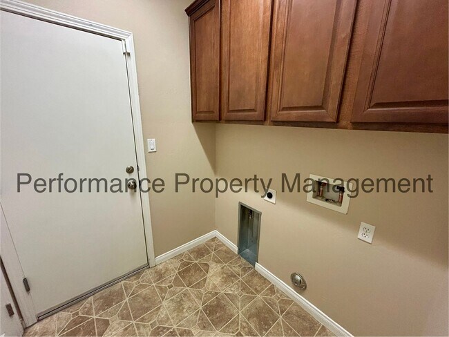 Building Photo - Stunning 4 Bed/2 Bath NW Bakersfield Home ...
