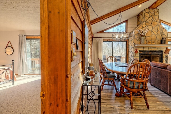 Building Photo - 1021 Saddle Back Cir