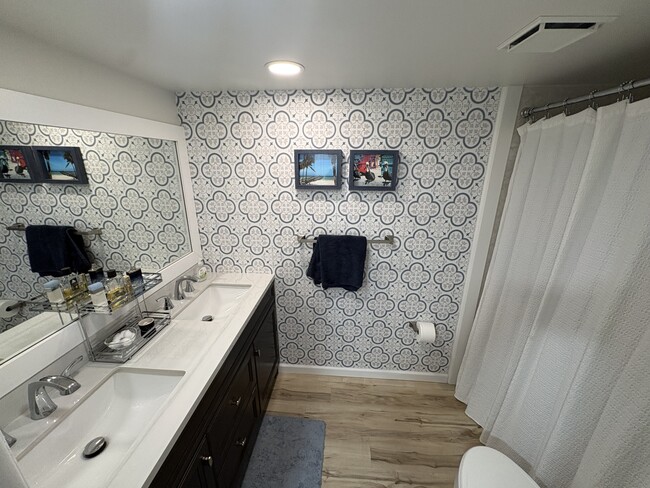 Building Photo - 512 W Venice Ave