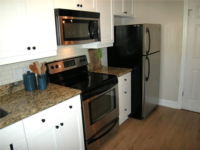 Building Photo - 125 N River Dr