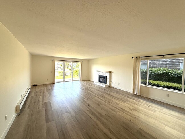 Building Photo - LARGE UPDATED TWO BEDROOM / TWO BATHROOM G...