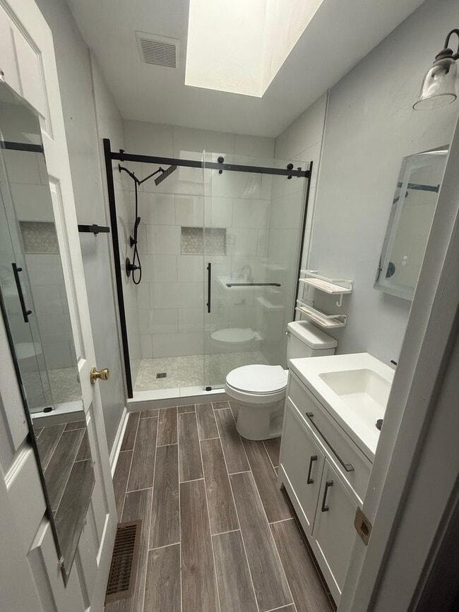 Building Photo - 4826 Golfview Dr NE