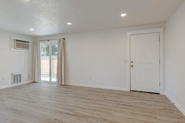 Building Photo - Newly Renovated Townhouse - Pet Friendly!!