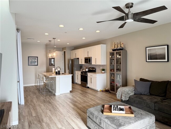 Building Photo - 572 Pear Lake St