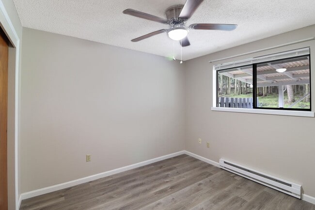 Building Photo - 2 Bed 1 Bath - Garage - Storage Shed - Pet Friendly - NAS Whidbey