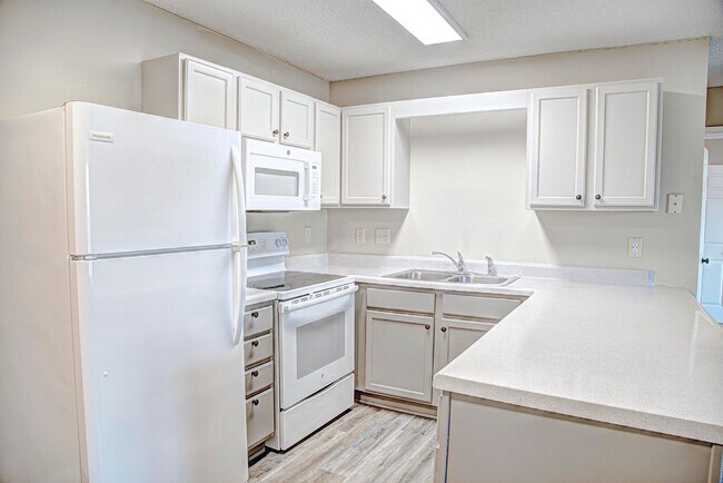 Building Photo - 1 Bedroom apartment for rent June 2025