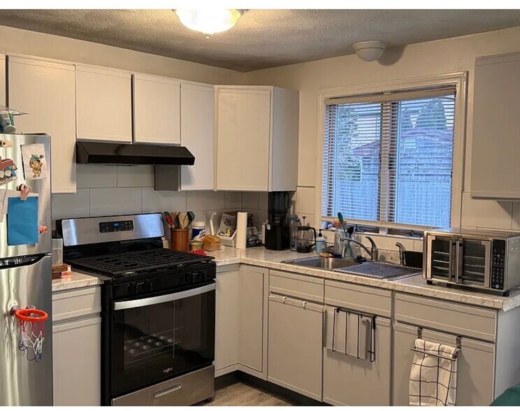 Kitchen - 294 Grosvenor Ave