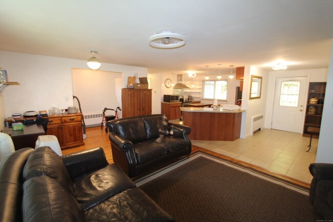 Building Photo - 422 S Main St