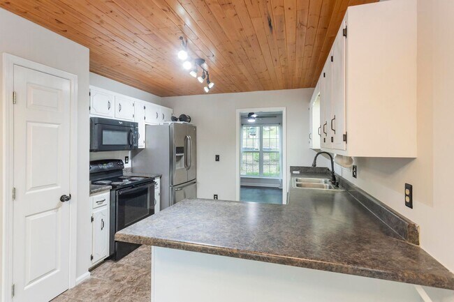 Building Photo - 105 Redbud Dr