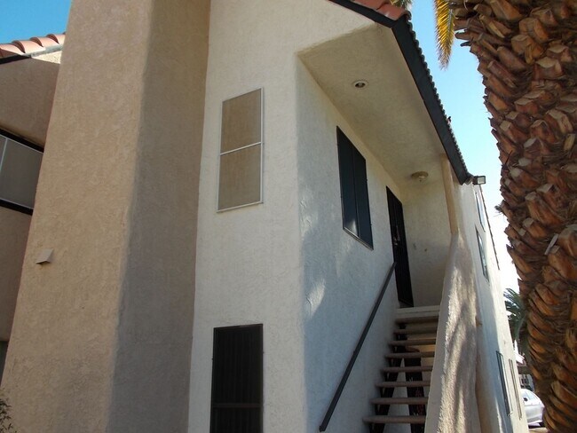 Building Photo - Elegant upstairs condo with modern upgrades and private balcony.