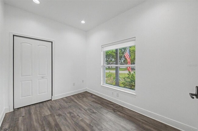 Building Photo - 606 Royal Crest Dr