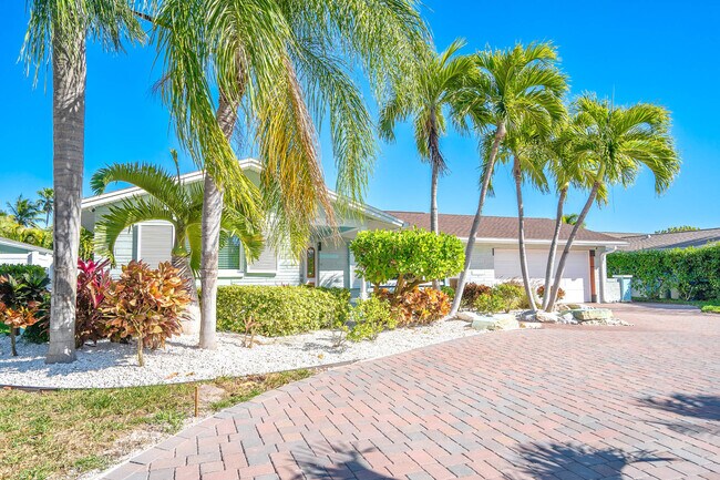 Building Photo - 3003 W Vina Del Mar Blvd