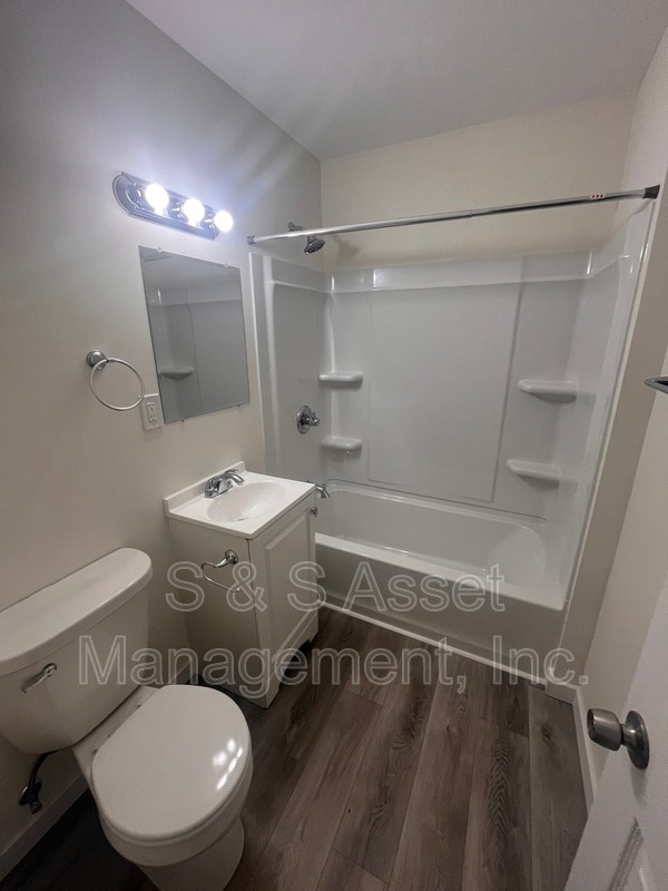 Building Photo - 915 Loa St