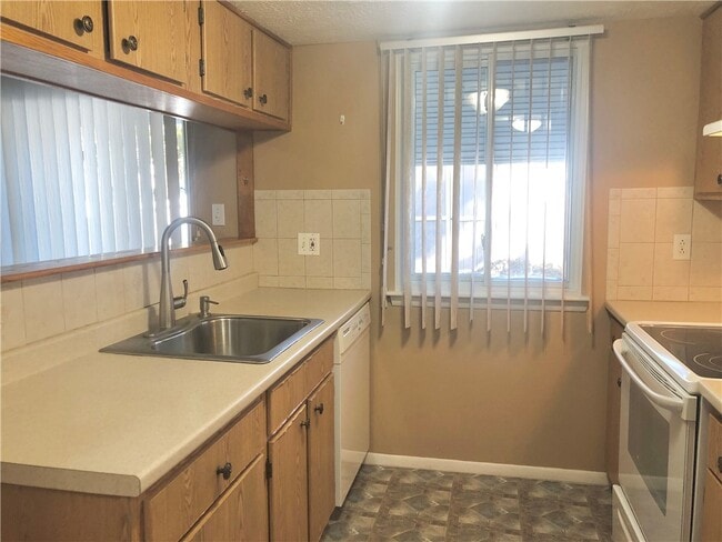 Building Photo - 104 Norwich Dr