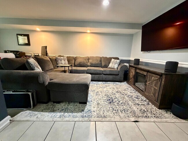 Building Photo - Stunning 3-Bedroom Townhome Nestled in Andorra Woods! Available mid-August!