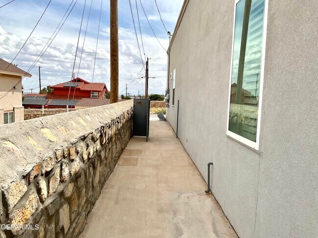 Building Photo - 8919 Eclipse St