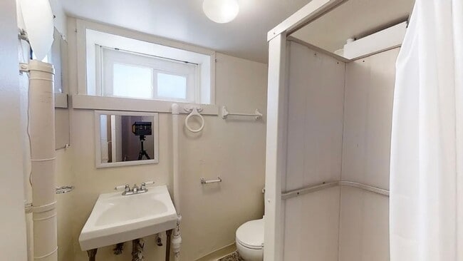 Building Photo - Charming four-bedroom home one block from UNR