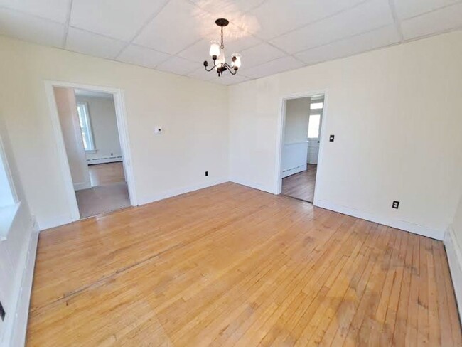 Building Photo - 3 Bed / 1-1/2 Bath Single Family w/2 Car G...