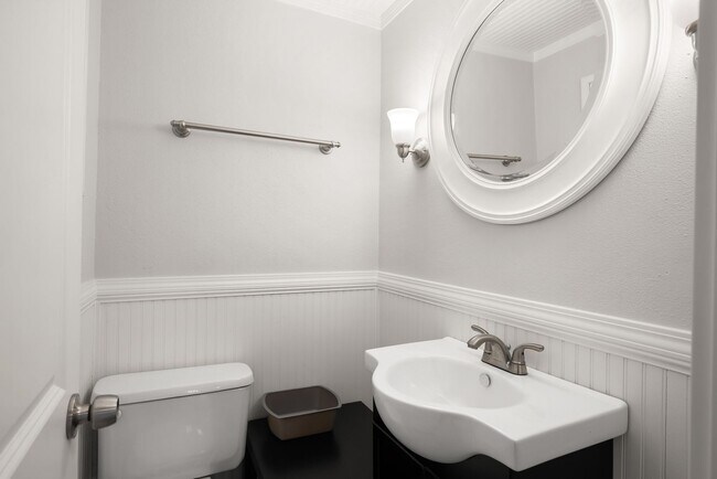 Building Photo - Lovely 3 Bedroom 1.5 bath Milwaukie Charmer.