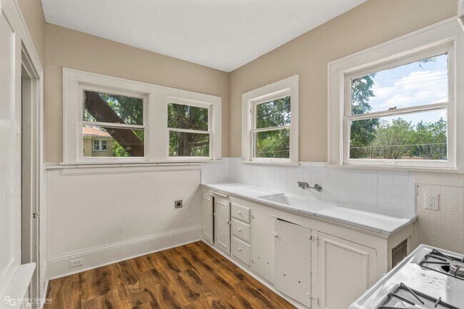 Building Photo - 2 bedroom duplex - downstairs