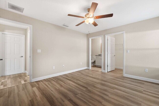 Building Photo - 3BR, 2BA Available Now with Fenced Yard and New Floors, North Marion Oaks