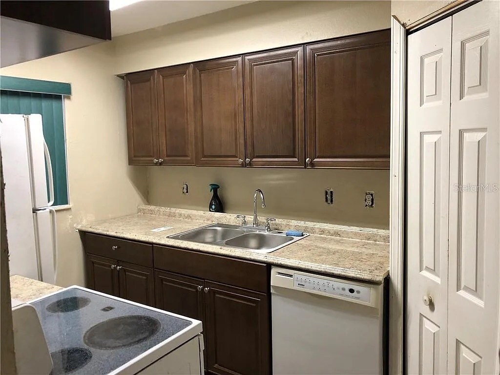 Building Photo - 836 Sky Lake Cir