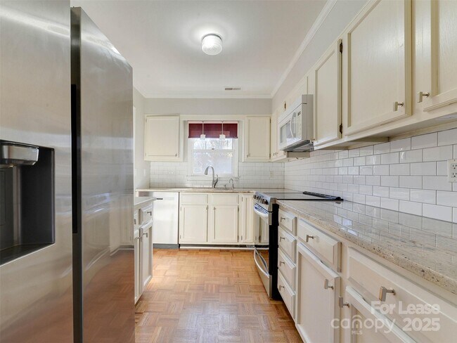 Building Photo - 527 Hawthorne Ln