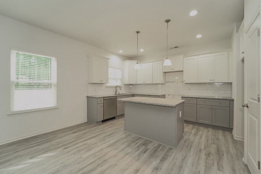 Building Photo - 7121 Plott Rd