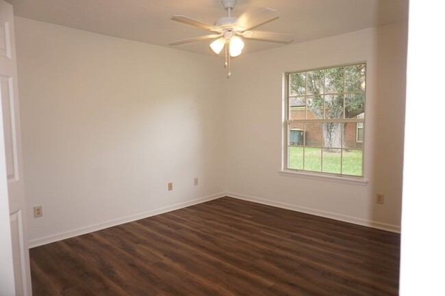 Building Photo - 3 Bedroom 2 Bathroom Home With Garage in M...