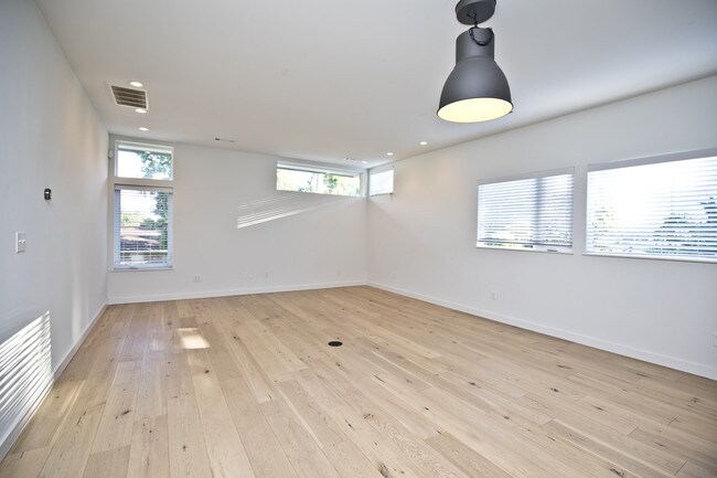 Building Photo - 716 W Stone St